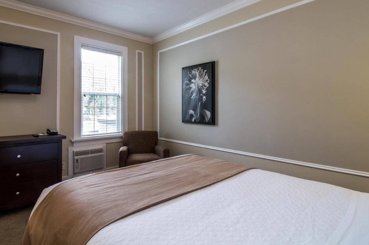 Deluxe Queen Room